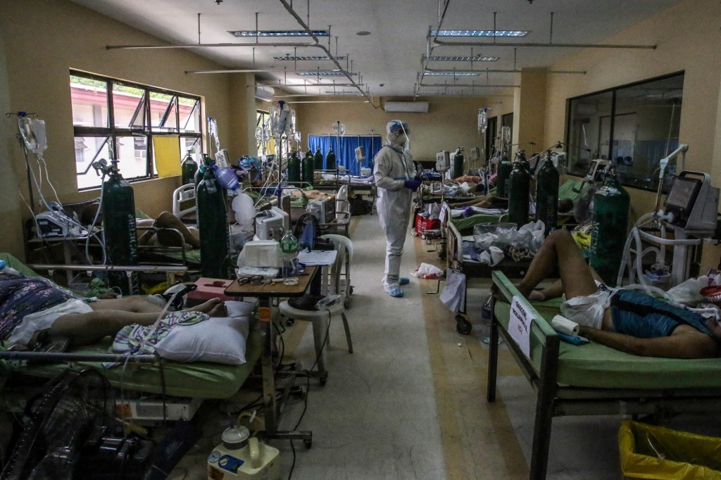 Quá tải, lương thấp, nhân viên y tế Philippines bỏ việc trong đại dịch Covid-19 - Ảnh 2.