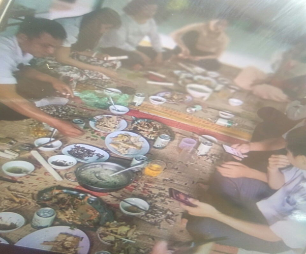 Đắk Lắk: Một trường học tổ chức ăn nhậu sau khi kết thúc khai giảng trực tuyến - Ảnh 1.