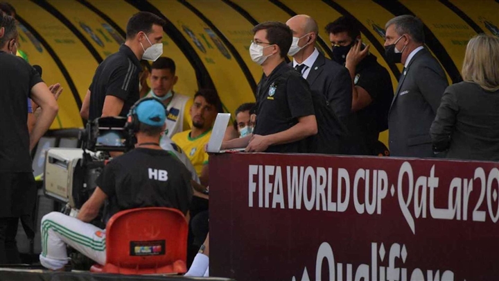 Cảnh sát vào sân trục xuất cầu thủ, trận Brazil vs Argentina thành thảm họa - Ảnh 3.