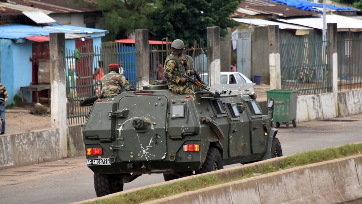 Đảo chính quân sự ở Guinea: Tổng thống bị bắt, biên giới đóng cửa - Ảnh 1.