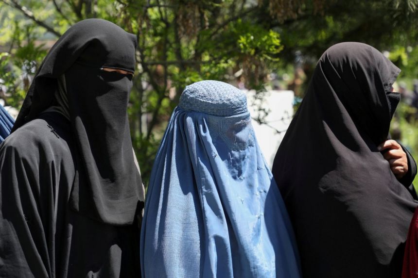 Taliban ra sắc lệnh đầu tiên với nữ giới - Ảnh 1.