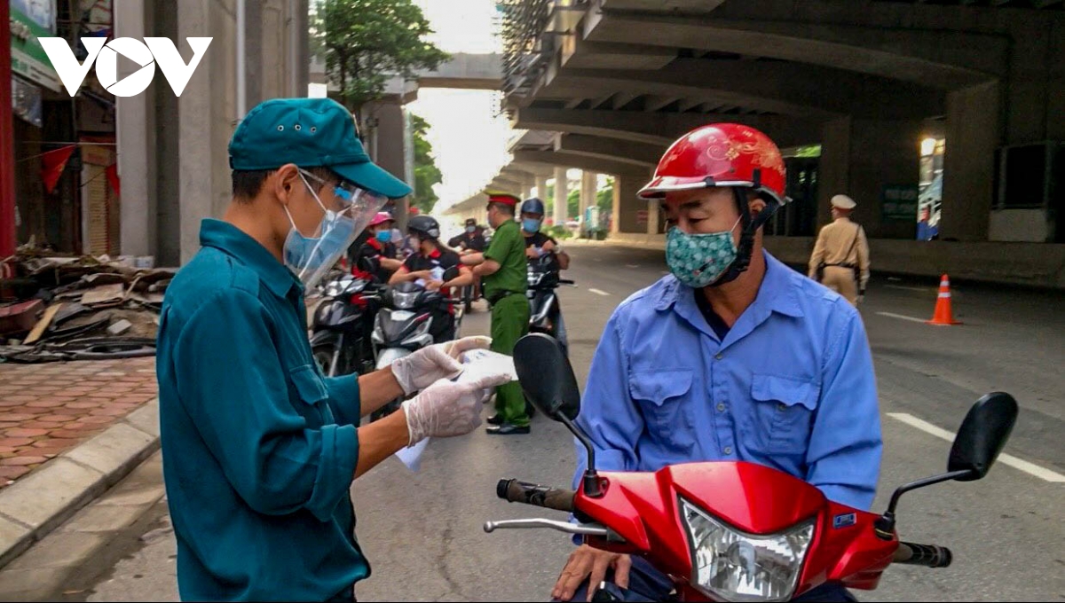 Nhiều người dân phản ánh bất cập về thay đổi mẫu giấy đi đường mới của Hà Nội - Ảnh 3.