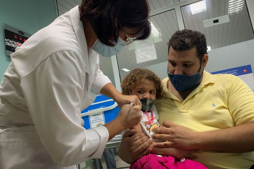 Cuba trở thành quốc gia đầu tiên tiêm chủng Covid-19 cho trẻ từ 2 tuổi - Ảnh 1.