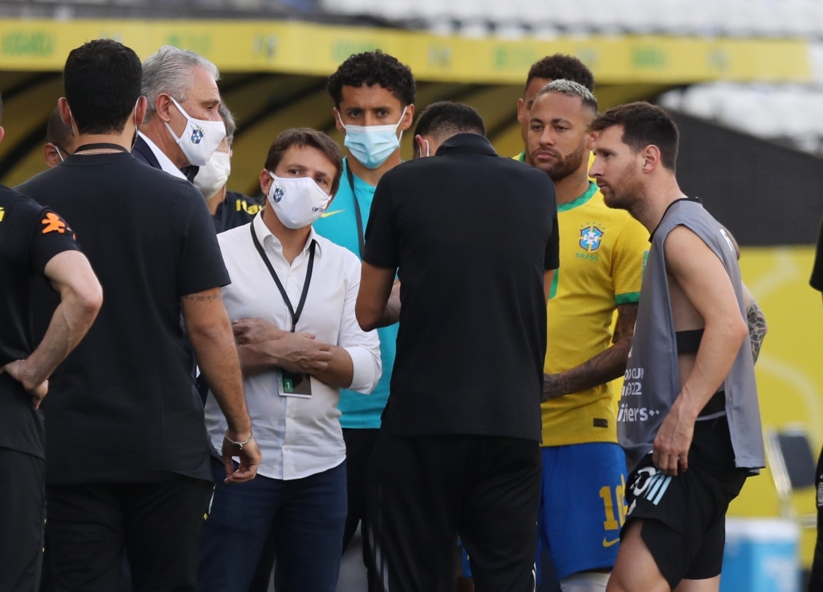 Trận Brazil - Argentina bị hoãn, FIFA có thể phạt nặng các bên liên quan - Ảnh 1.