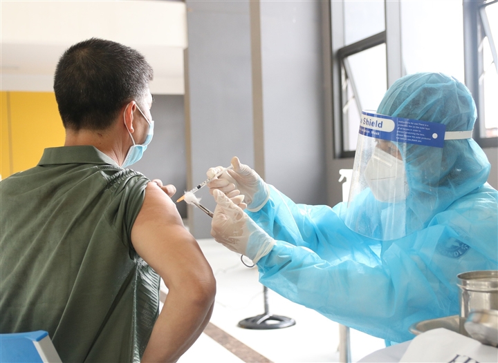 Hơn 700.000 người ở TP.HCM đã tiêm đủ 2 mũi vaccine COVID-19 - Ảnh 1.
