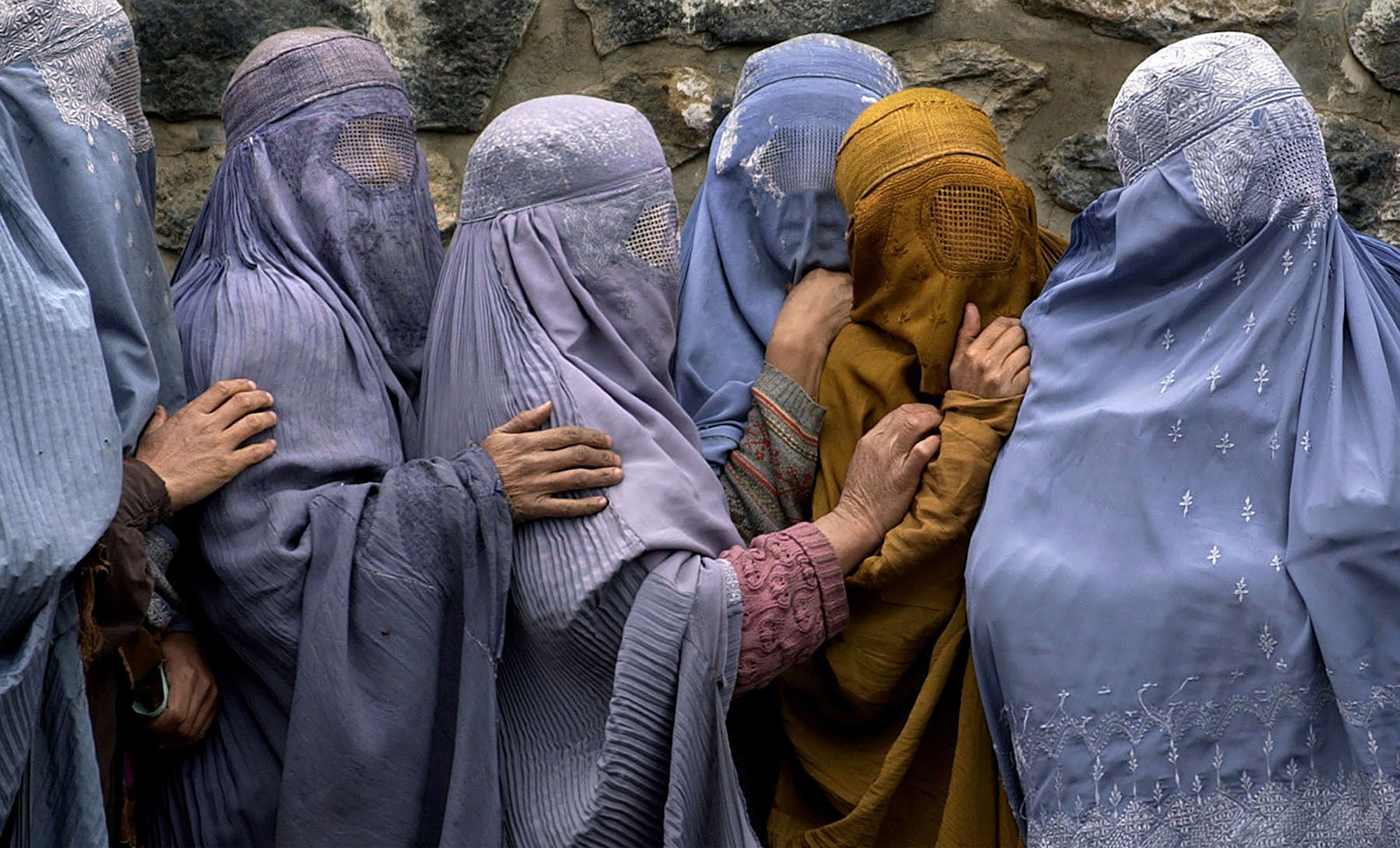 Taliban cấm phụ nữ chơi thể thao - Ảnh 1.