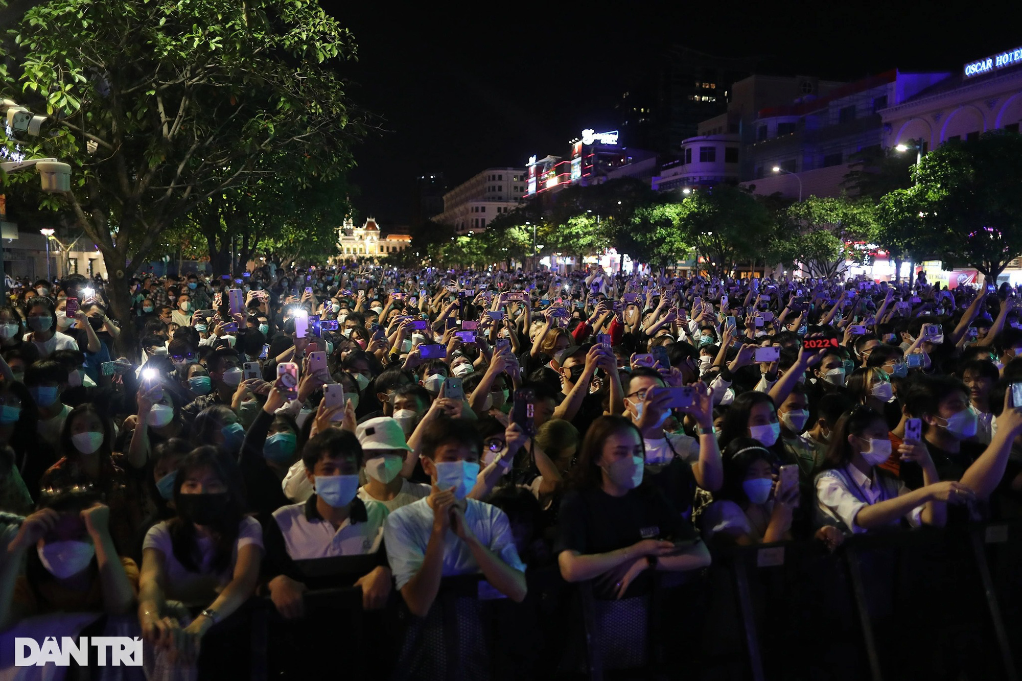 Biển người đón countdown ở TPHCM, Hà Nội ảm đảm thời khắc qua năm mới - Ảnh 2.