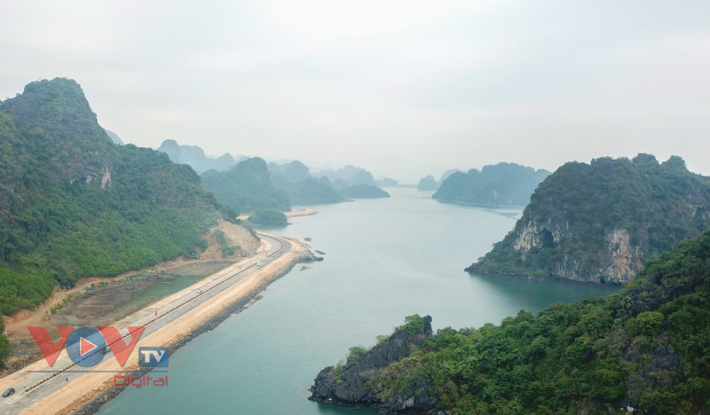 Quảng Ninh: Người dân háo hức check in hầm xuyên núi, cầu mới ngày đầu năm - Ảnh 11.