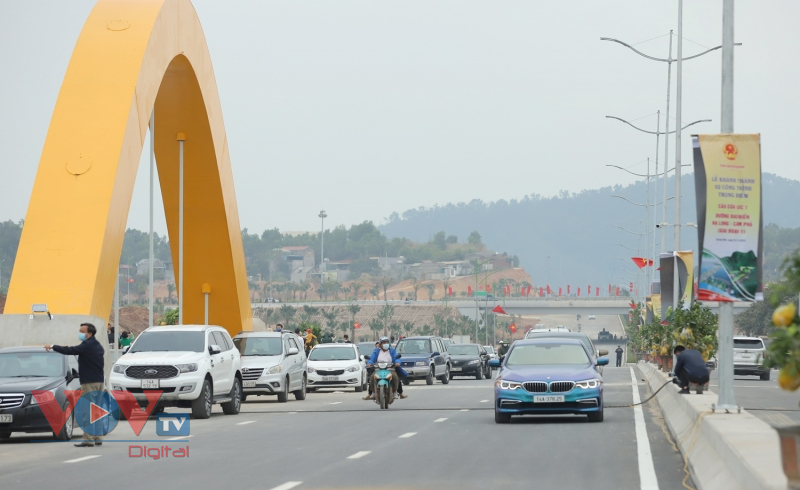 Quảng Ninh: Người dân háo hức check in hầm xuyên núi, cầu mới ngày đầu năm - Ảnh 2.