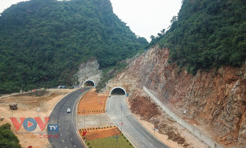 Quảng Ninh: Người dân háo hức check in hầm xuyên núi, cầu mới ngày đầu năm - Ảnh 6.