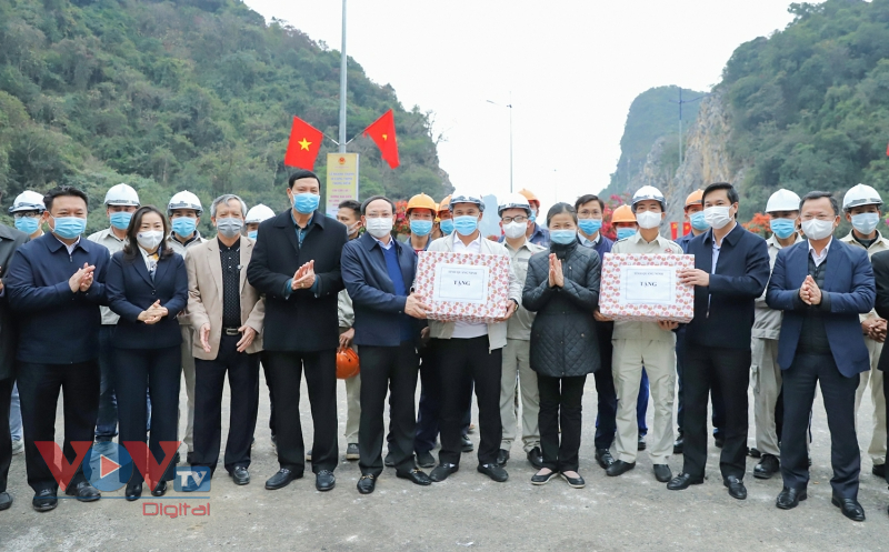 Quảng Ninh: Người dân háo hức check in hầm xuyên núi, cầu mới ngày đầu năm - Ảnh 8.