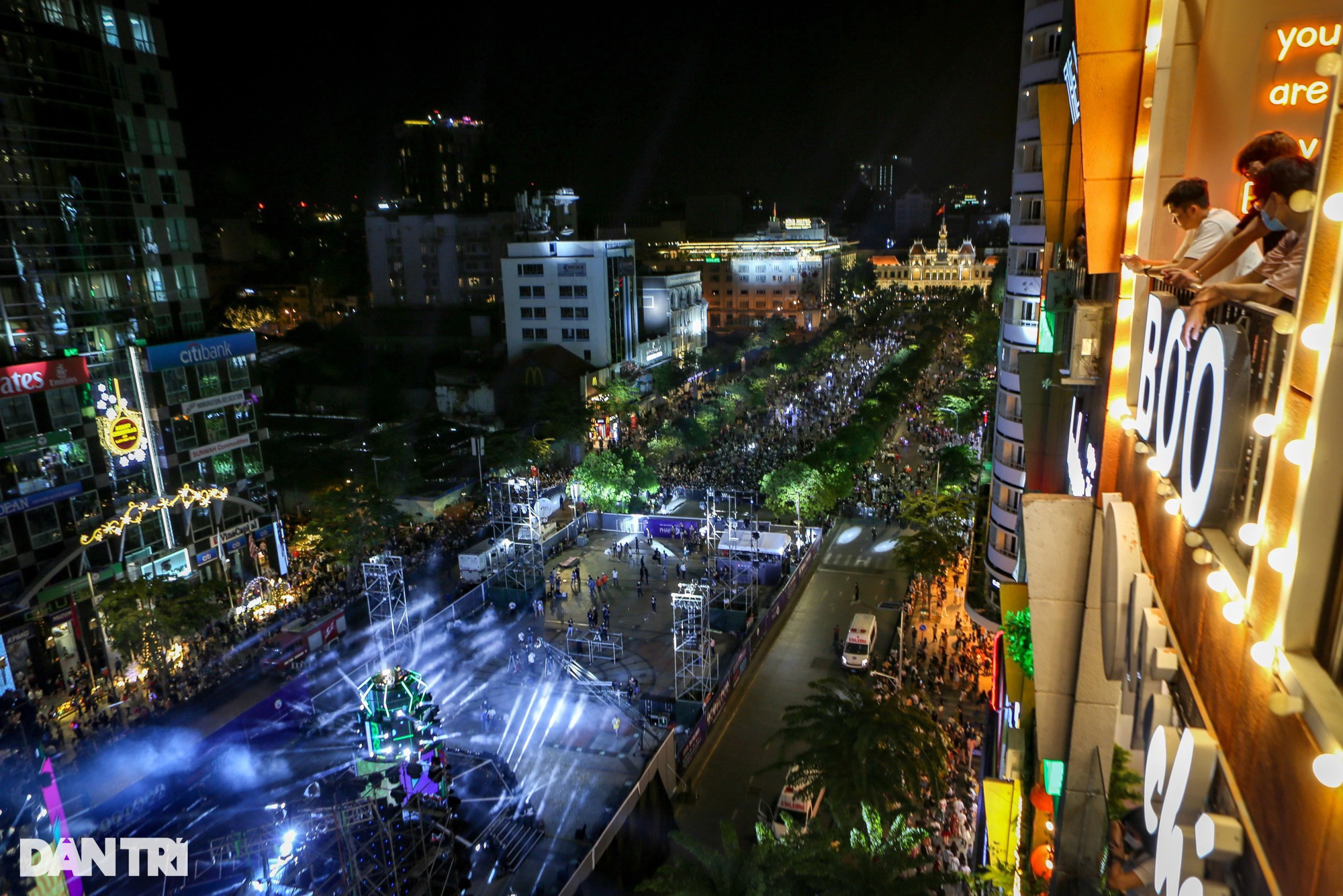 Biển người đón countdown ở TPHCM, Hà Nội ảm đảm thời khắc qua năm mới - Ảnh 5.