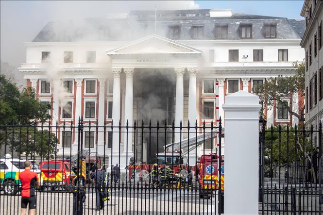 Thêm tội danh khủng bố cho nghi phạm đốt tòa nhà Quốc hội Nam Phi - Ảnh 1.