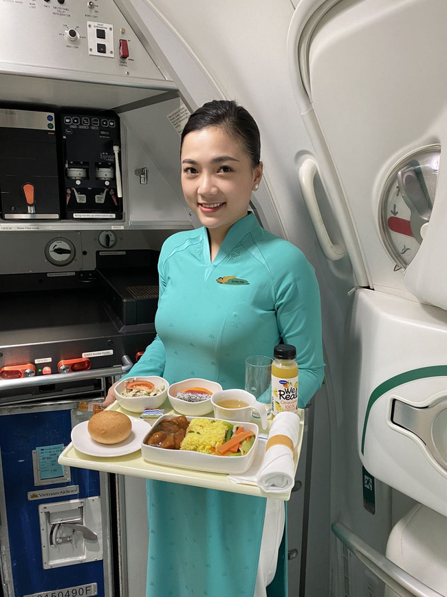 Vietnam Airlines khôi phục dịch vụ ăn uống trên chuyến bay từ ngày 15/1 - Ảnh 1.