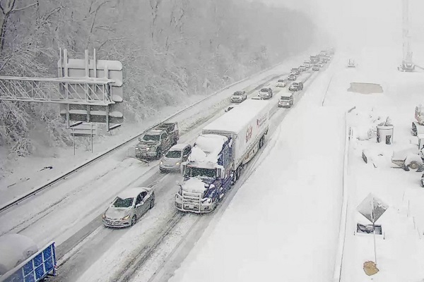 Mỹ: Nhiều bang tuyên bố tình trạng khẩn cấp do bão tuyết  - Ảnh 1.