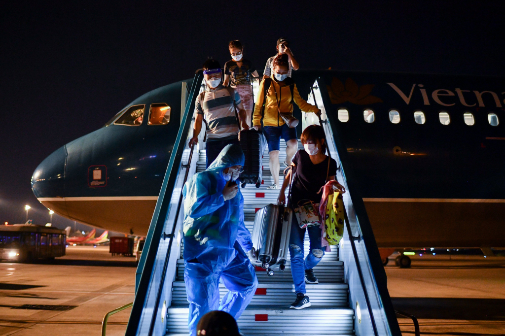 Chuyến bay quốc tế thường lệ đầu tiên kể từ đại dịch COVID-19 hạ cánh tại thành phố Hồ Chí Minh - Ảnh 1.