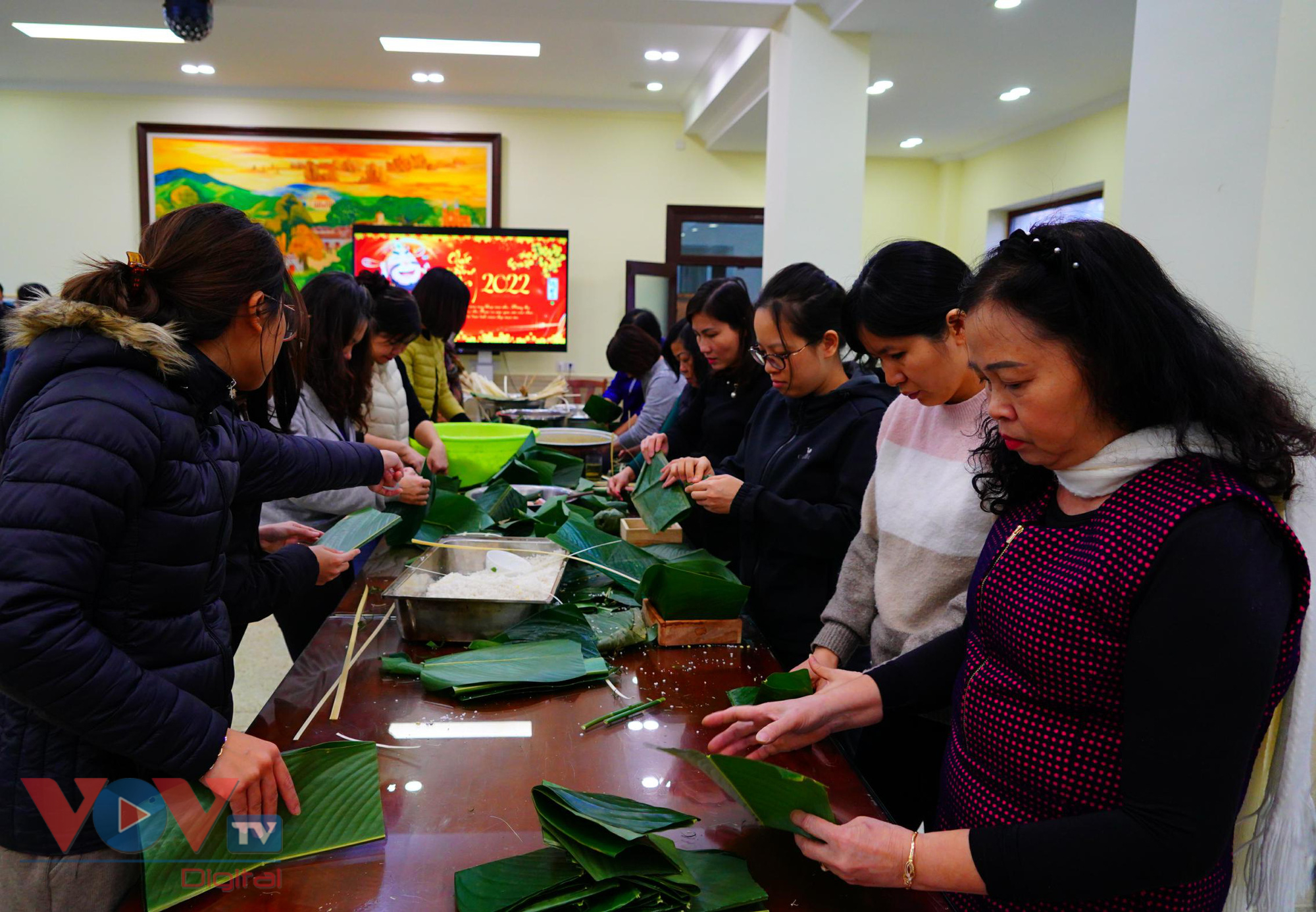 Người Việt tại Bắc Kinh (Trung Quốc) gói bánh chưng đón Tết - Ảnh 3.