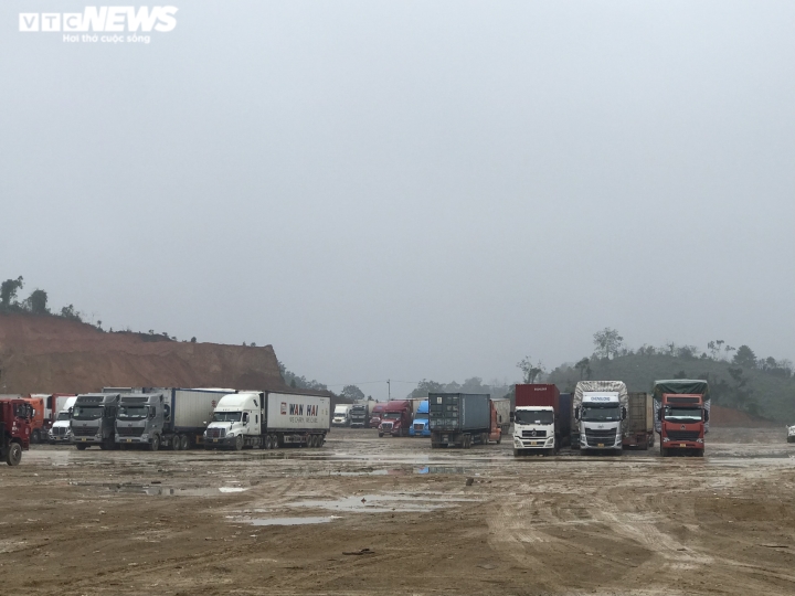 Xe hàng tắc tại cửa khẩu Lạng Sơn: Hàng trăm tài xế vạ vật, không thể về ăn Tết - Ảnh 1.