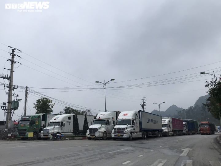 Xe hàng tắc tại cửa khẩu Lạng Sơn: Hàng trăm tài xế vạ vật, không thể về ăn Tết - Ảnh 6.