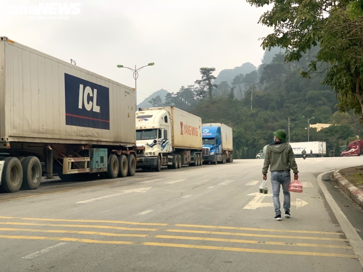 Xe hàng tắc tại cửa khẩu Lạng Sơn: Hàng trăm tài xế vạ vật, không thể về ăn Tết - Ảnh 7.