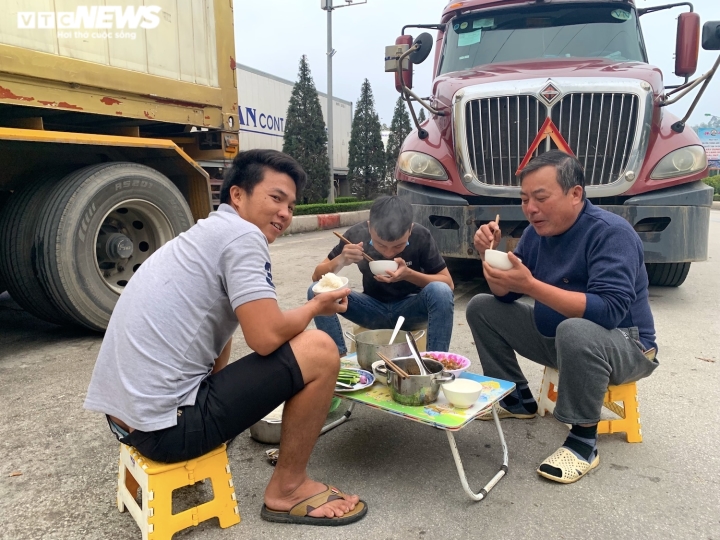 Xe hàng tắc tại cửa khẩu Lạng Sơn: Hàng trăm tài xế vạ vật, không thể về ăn Tết - Ảnh 3.