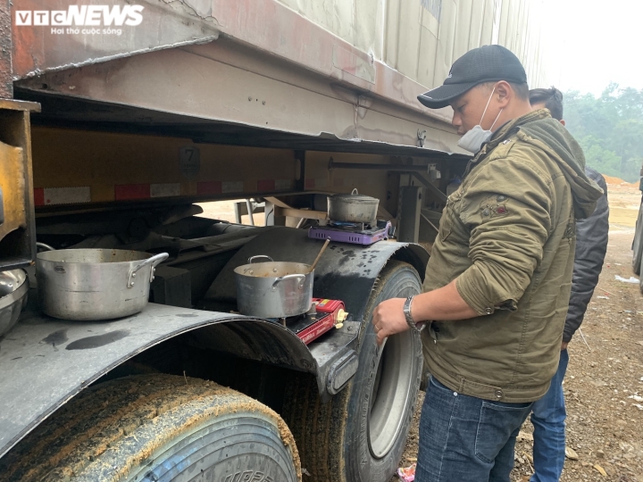 Xe hàng tắc tại cửa khẩu Lạng Sơn: Hàng trăm tài xế vạ vật, không thể về ăn Tết - Ảnh 2.
