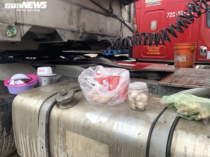 Xe hàng tắc tại cửa khẩu Lạng Sơn: Hàng trăm tài xế vạ vật, không thể về ăn Tết - Ảnh 19.