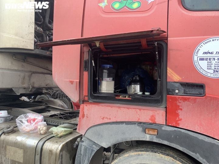 Xe hàng tắc tại cửa khẩu Lạng Sơn: Hàng trăm tài xế vạ vật, không thể về ăn Tết - Ảnh 18.