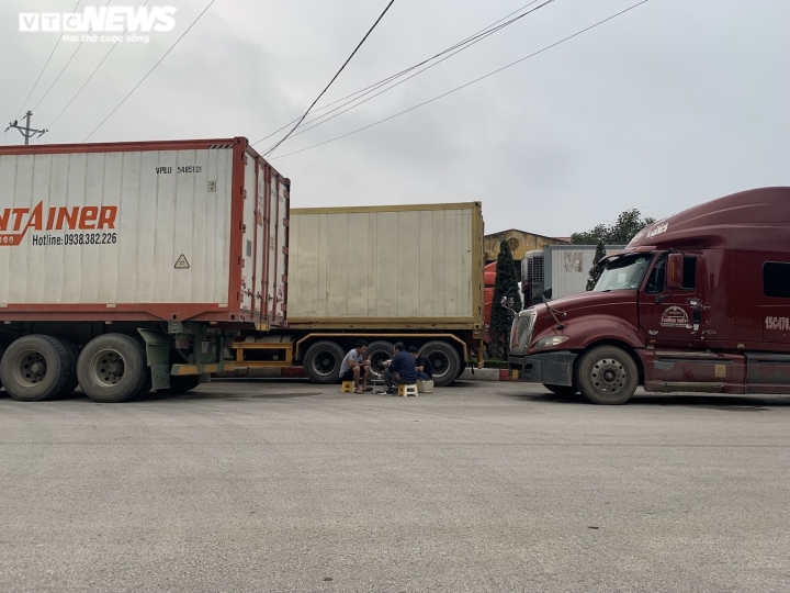 Xe hàng tắc tại cửa khẩu Lạng Sơn: Hàng trăm tài xế vạ vật, không thể về ăn Tết - Ảnh 8.