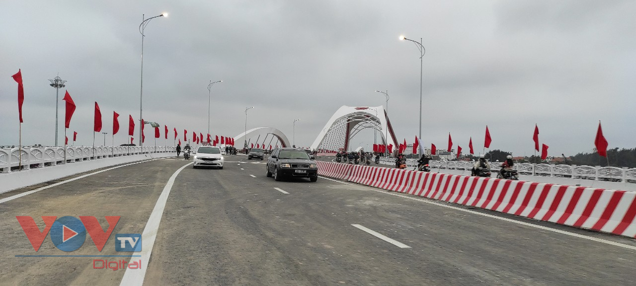 Cầu Rào - 'Cánh sóng vươn xa' của Hải Phòng thông xe sau 13 tháng thi công - Ảnh 2.