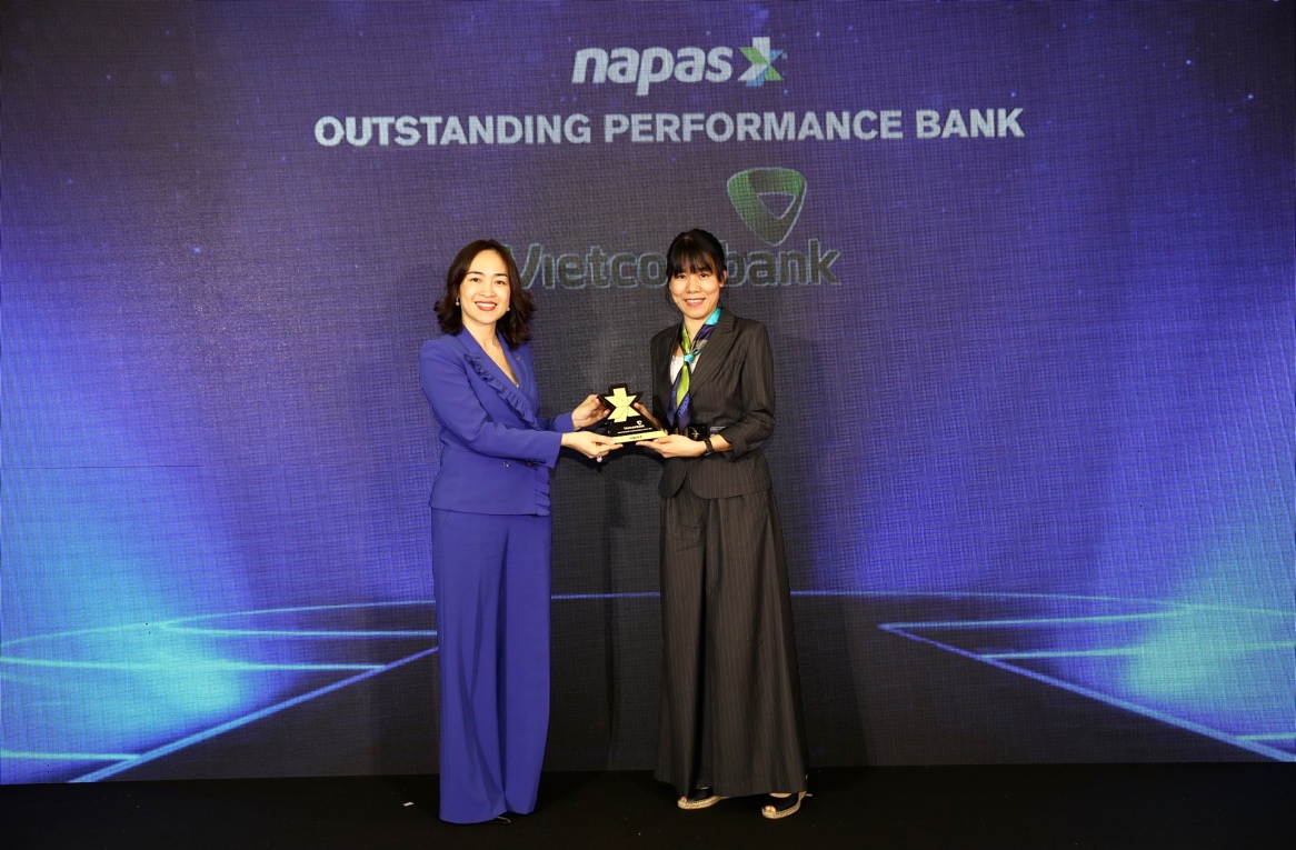Bà Nguyễn Thị Kim Oanh - Phó Tổng Giám đốc Vietcombank (đứng bên trái) nhận giải thưởng dành cho Ngân hàng tiêu biểu trong hoạt động thanh toán nội địa.jpg