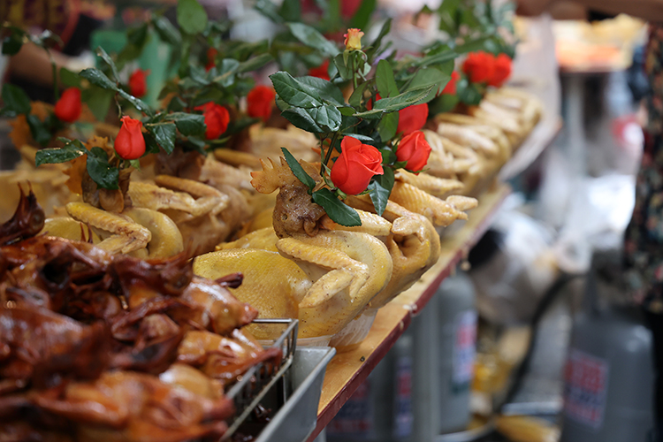 'Gà ngậm hoa hồng' đắt khách trong ngày 29 Tết ở chợ phố cổ - Ảnh 1.