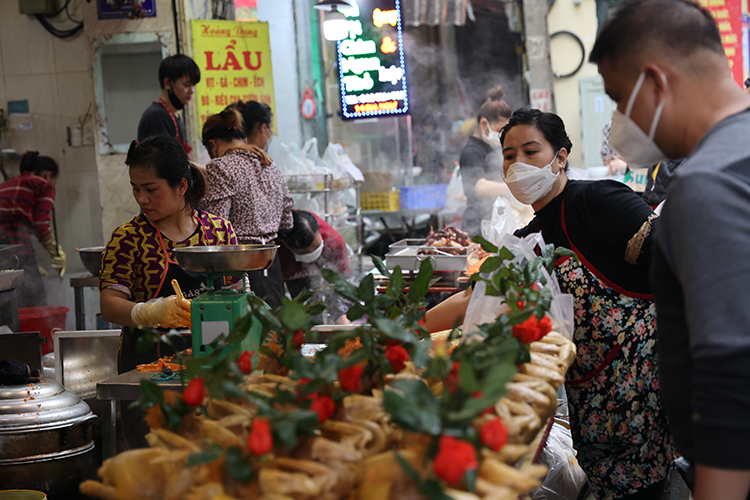 'Gà ngậm hoa hồng' đắt khách trong ngày 29 Tết ở chợ phố cổ - Ảnh 2.