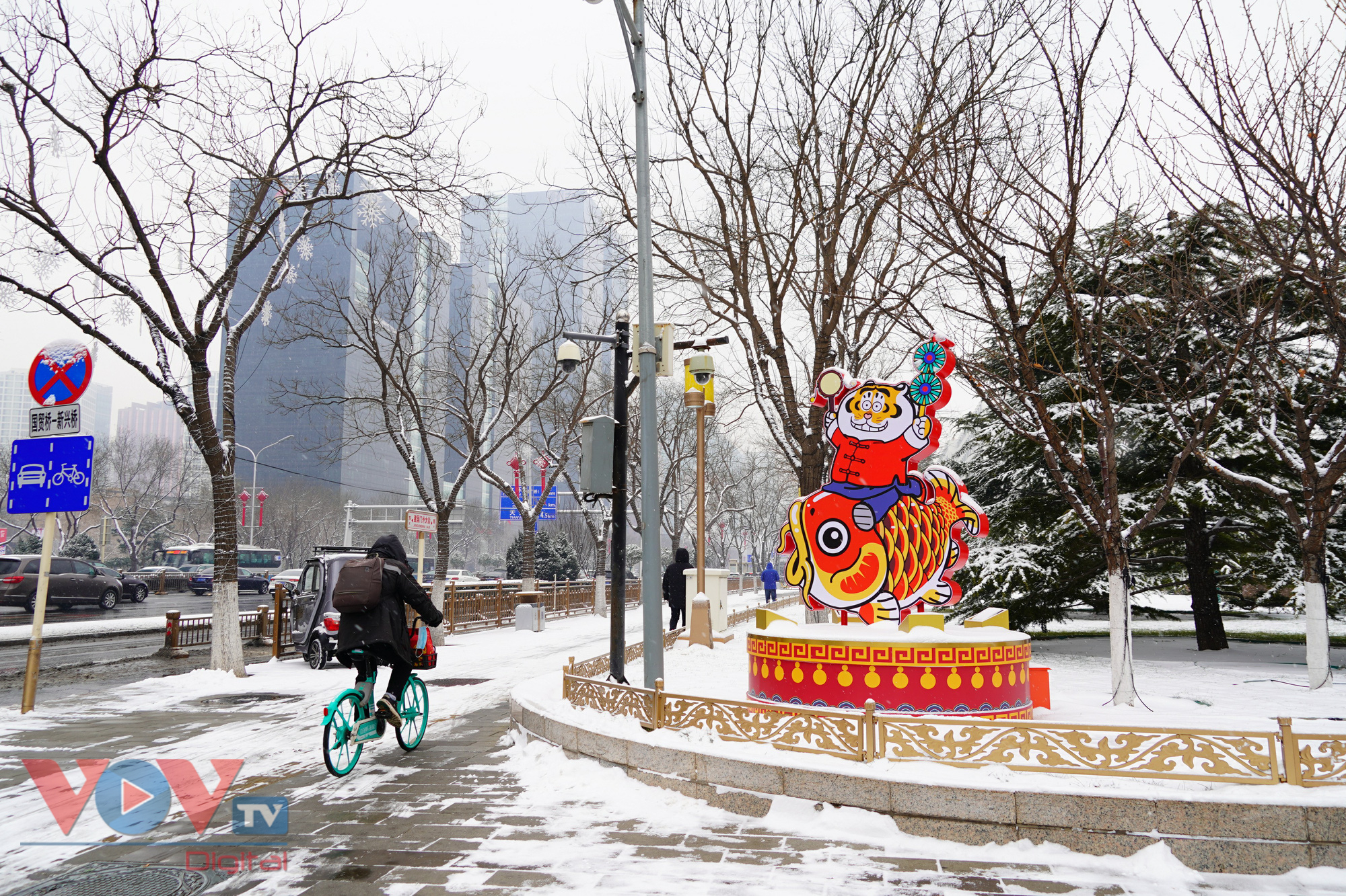 Đường phố Bắc Kinh trang hoàng đón Tết Nhâm Dần và Olympic mùa Đông - Ảnh 1.