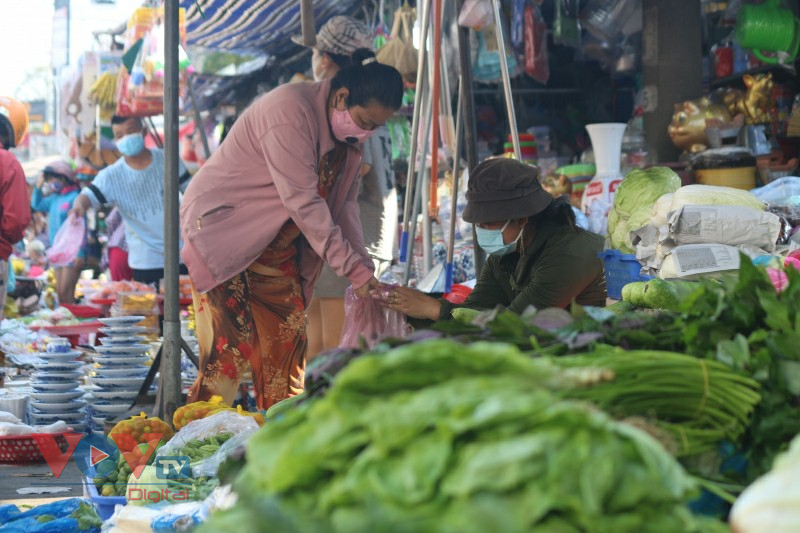 Các chợ truyền thống ở TP.HCM chen chúc người mua bán ngày cuối năm - Ảnh 2.