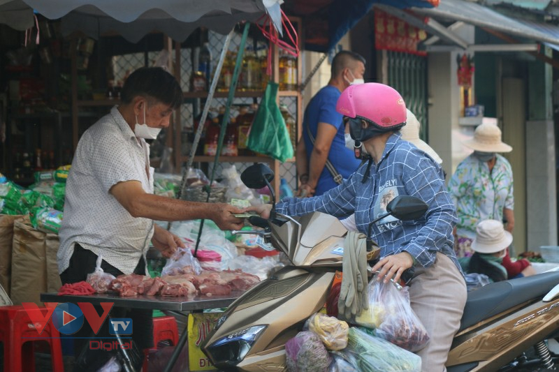 Các chợ truyền thống ở TP.HCM chen chúc người mua bán ngày cuối năm - Ảnh 3.