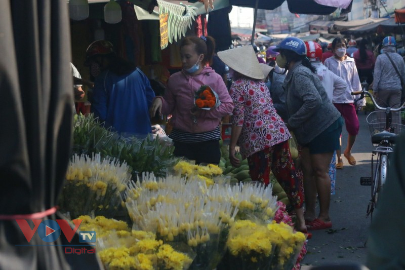 Các chợ truyền thống ở TP.HCM chen chúc người mua bán ngày cuối năm - Ảnh 4.