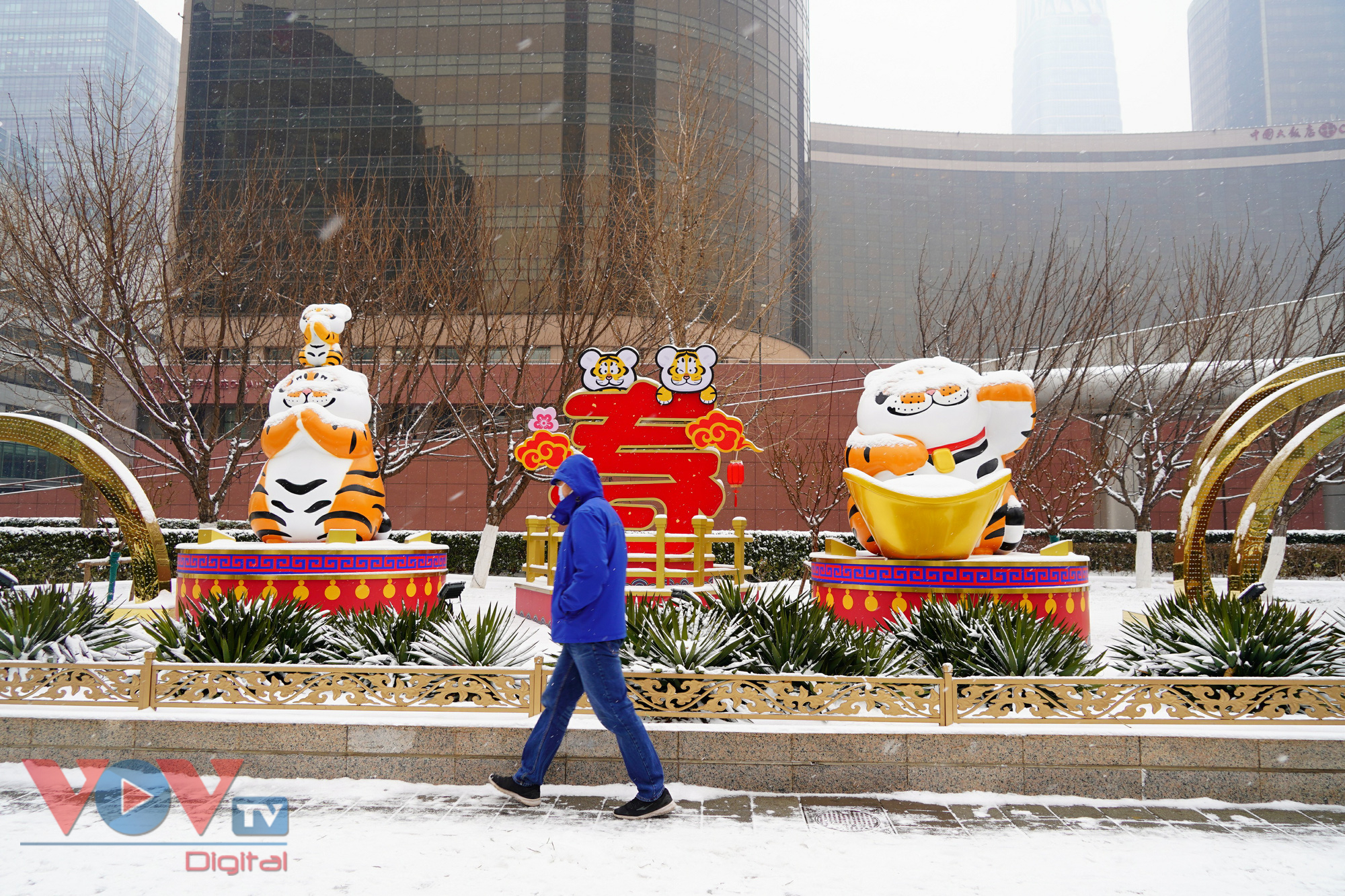 Đường phố Bắc Kinh trang hoàng đón Tết Nhâm Dần và Olympic mùa Đông - Ảnh 4.