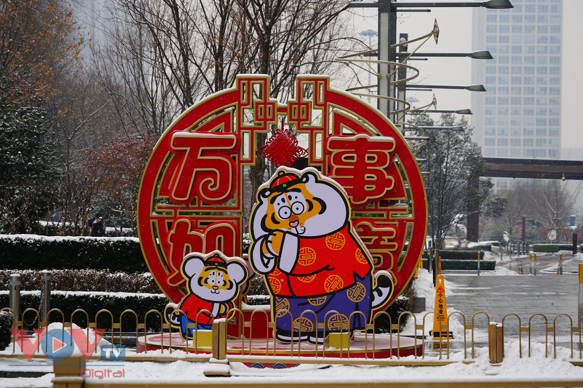 Đường phố Bắc Kinh trang hoàng đón Tết Nhâm Dần và Olympic mùa Đông - Ảnh 5.