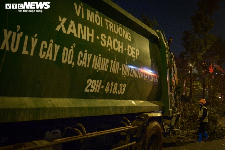 Trắng đêm di dời, chặt hạ 400 cây xanh, mở rộng đường Hoàng Quốc Việt ở Hà Nội - Ảnh 5.