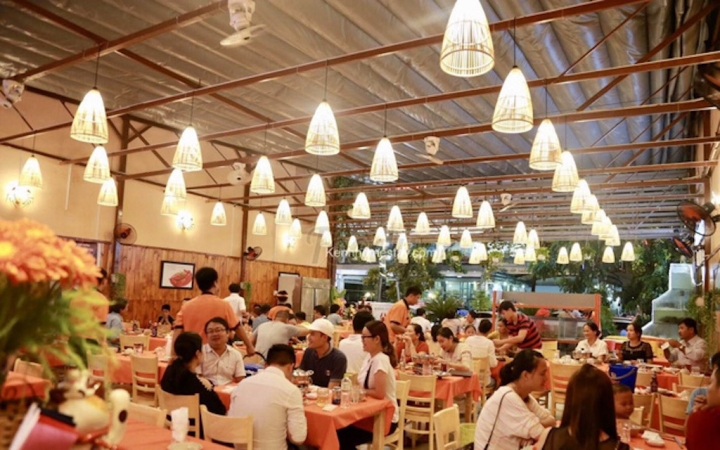 Hà Nội: Một quận 'vùng cam' cho phép bán hàng ăn uống tại chỗ - Ảnh 1.