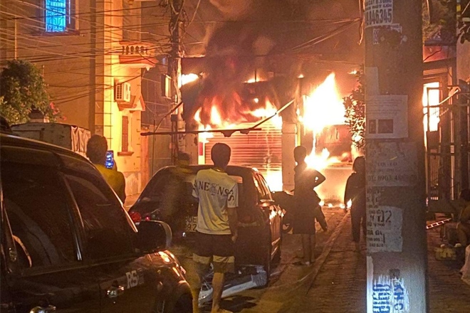 Cảnh sát khống chế đám cháy ngùn ngụt tại khu dân cư ở Hà Nội - Ảnh 1.