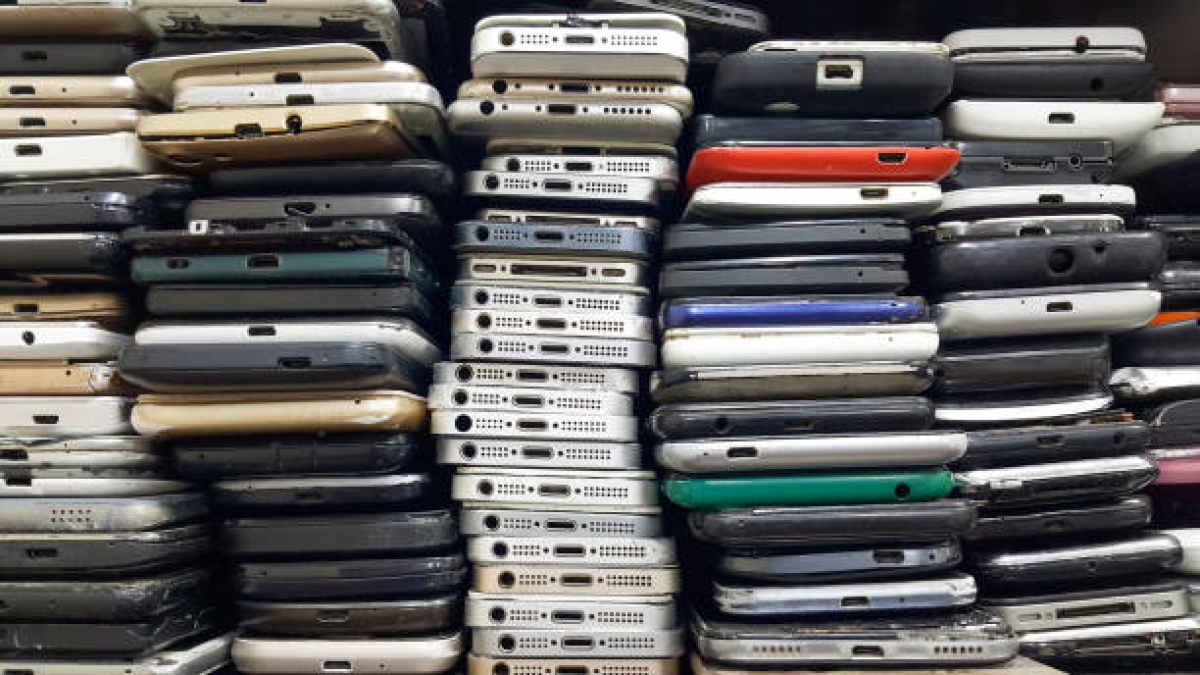 Hơn 5,3 tỷ chiếc điện thoại di động trở thành rác thải trong năm 2022 - Ảnh 1.