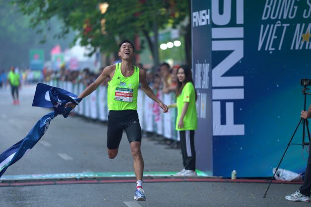 Trịnh Quốc Lượng và Nguyễn Thị Oanh vô địch VPBank Hanoi Marathon 2022 - Ảnh 2.