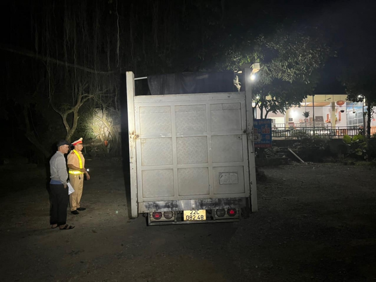 Xử phạt tài xế xe tải ở Tuyên Quang cố tình không nhường đường cho xe cấp cứu - Ảnh 2.