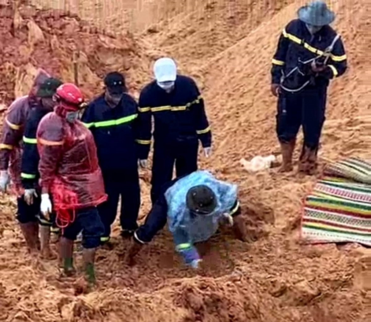 Đã tìm được 3 thi thể trong vụ sạt lở cát mỏ titan ở Bình Thuận - Ảnh 1.