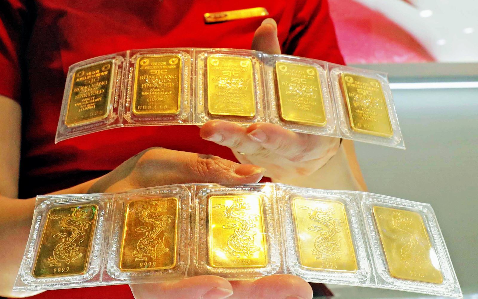 Giá vàng sáng 18/10 giảm 100 nghìn đồng/lượng - Ảnh 1.