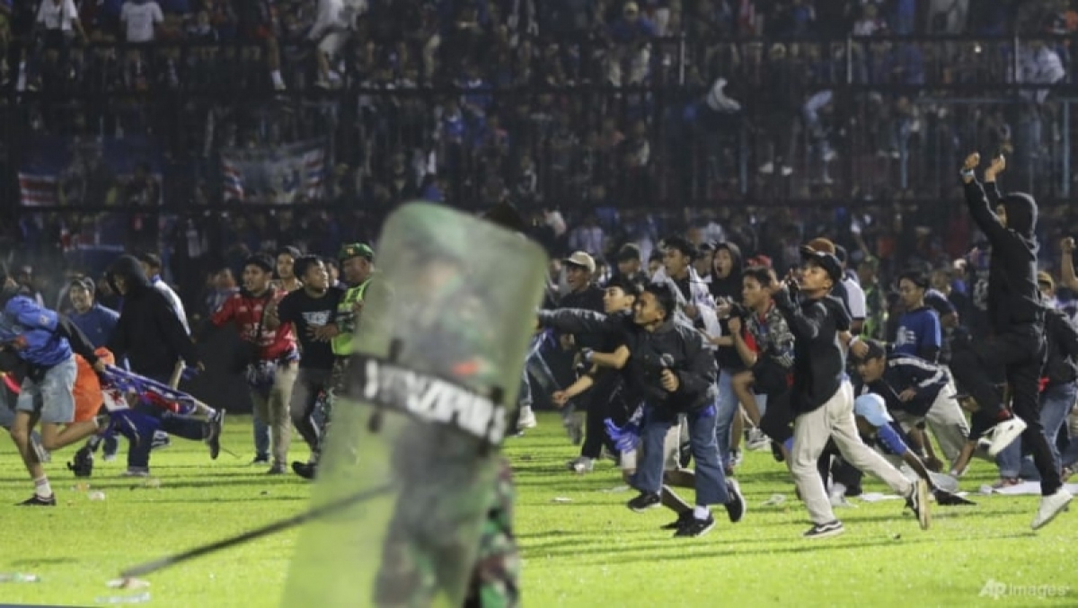 Bạo loạn bóng đá tại Indonesia: Số khán giả vào sân vượt quá mức cho phép - Ảnh 1.