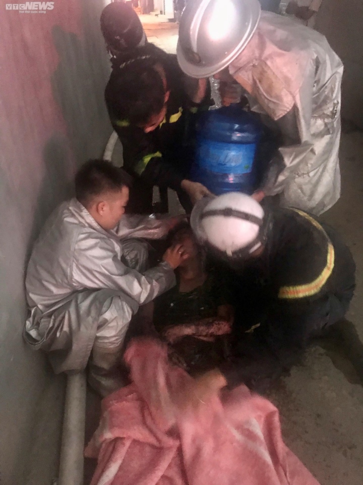 Cứu nhiều người mắc kẹt trong đám cháy nhà 6 tầng ở Hà Nội - Ảnh 4.
