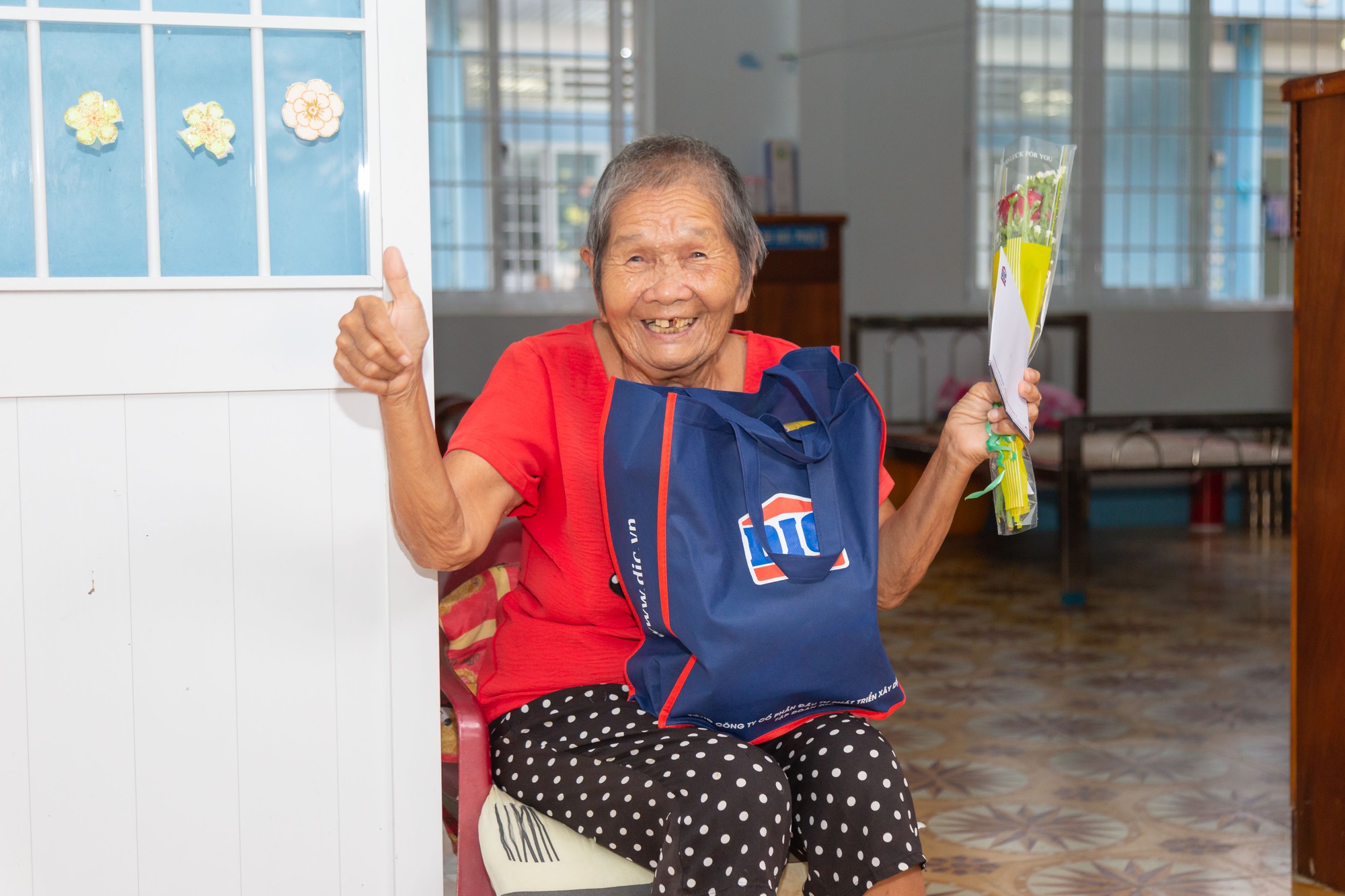 Thăm và tặng quà cho người già neo đơn tại trung tâm bảo trợ xã hội tỉnh Bà Rịa - Vũng Tàu - Ảnh 5.